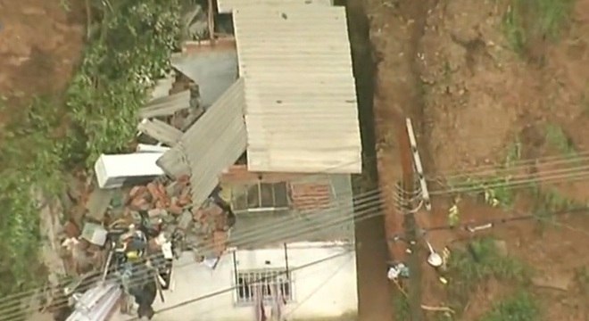 Um menino de 10 anos morreu após uma casa desabar em Francisco Morato, na Grande São Paulo, no início da noite desta quinta-feira, 20. (Foto: reprodução/ Record TV)