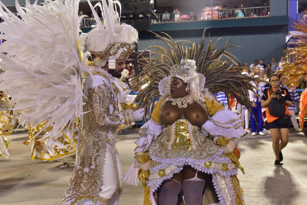 Jojo Todynho desfila com seios à mostra na Sapucaí