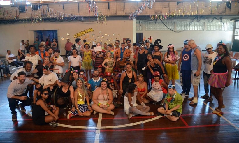 Baile de carnaval reúne pessoas com deficiência e famílias no Rio