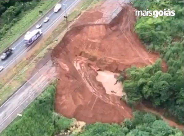 A erosão na GO-070, sentido Goiânia/Goianira, na capital, aumentou e a cratera avançou em direção à outra pista. (Foto: reprodução)
