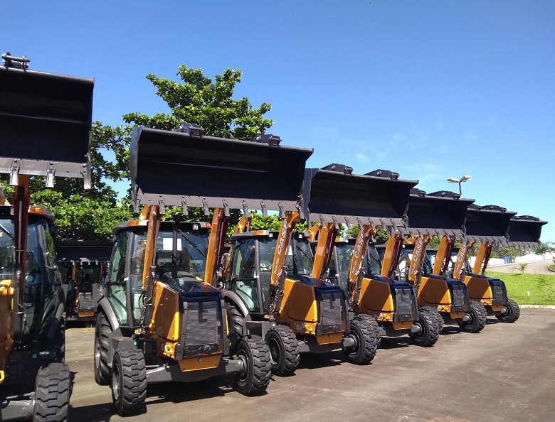 Retroescavadeiras ajudarão a escoar produção em estradas rurais de 60 municípios