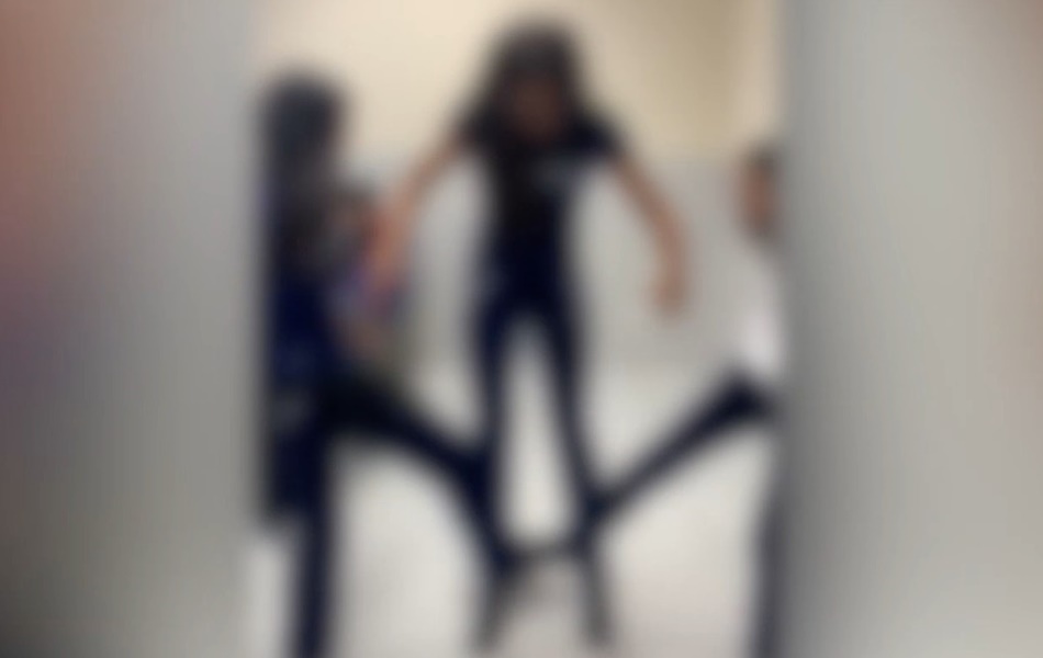 Na volta às aulas, especialistas alertam para riscos de brincadeiras filmadas dentro de escolas, como a 'brincadeira da rasteira' (Foto: Reprodução)