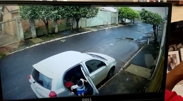 Um menino, de 7 anos, viveu momentos de aflição e desespero após pular de um carro em movimento durante o furto do veículo. (Foto: reprodução)