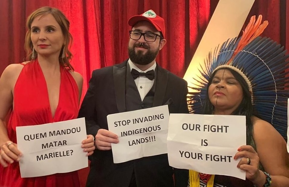 Democracia em Vertigem: diretora usa vermelho no Oscar e homenageia Marielle Franco