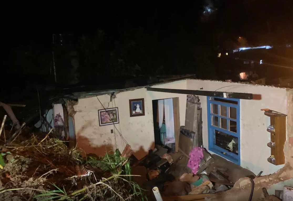 Deslizamento ocorreu no bairro Floresta na tarde desta quarta-feira (12). Segundo os bombeiros, homem já estava inconsciente quando foi localizado.