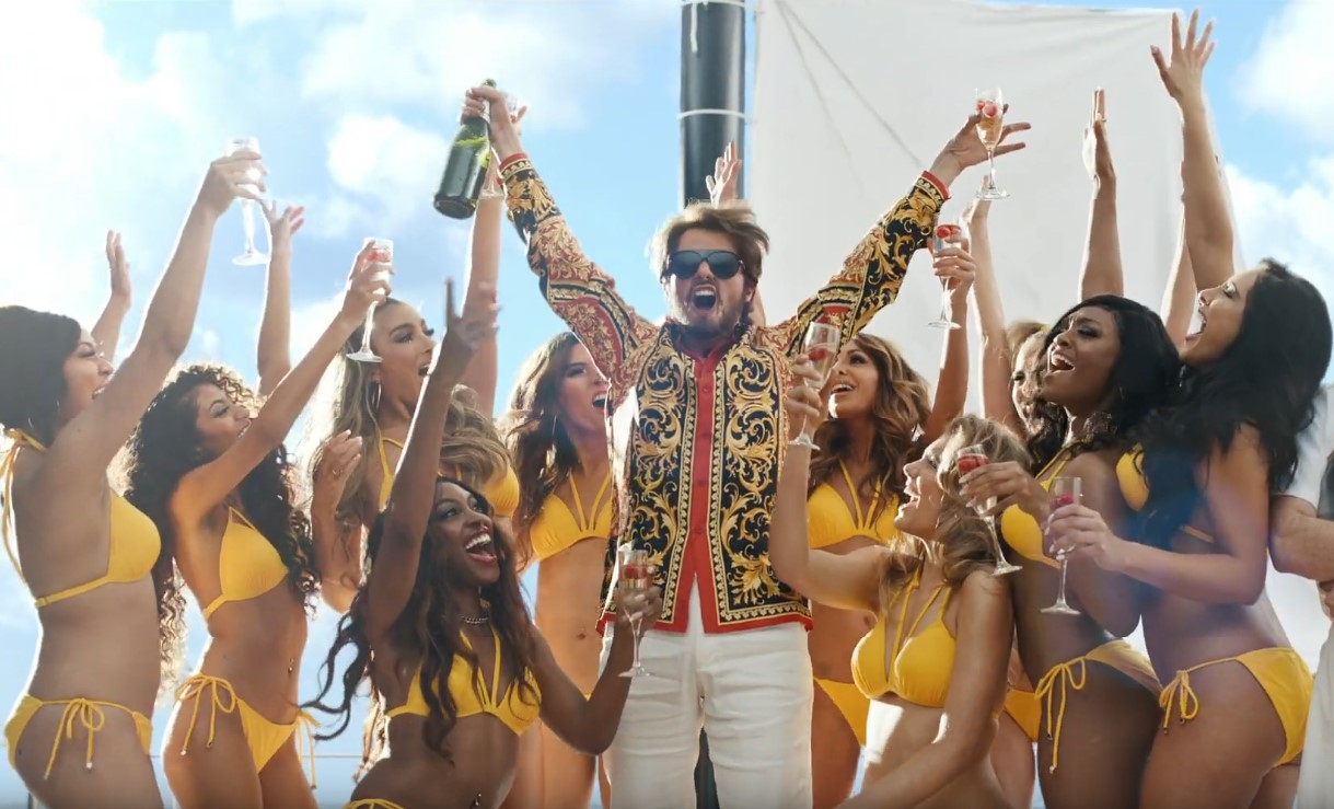 Taylor Swift se transforma em homem em clipe de "The Man"; confira