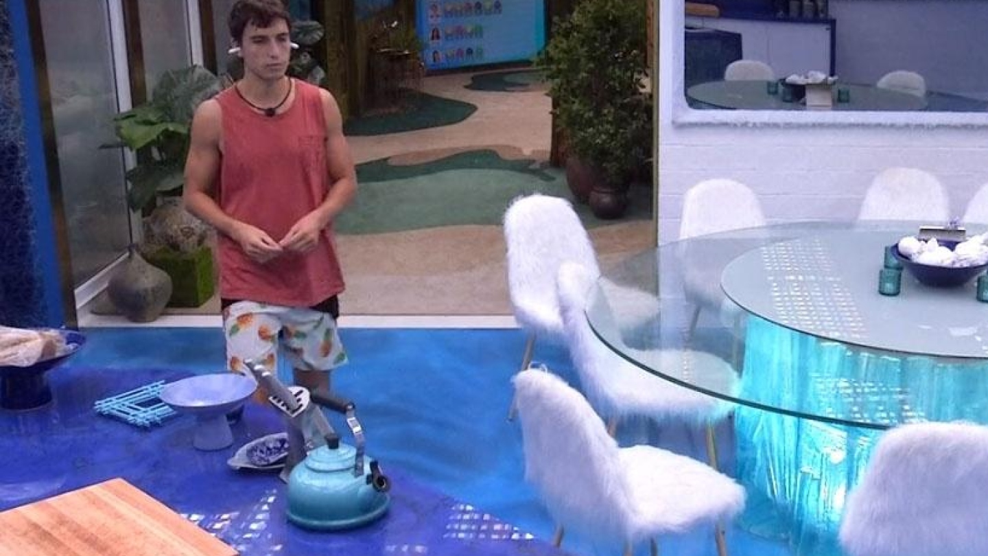 BBB 20: Prior tampa ouvidos com absorvente após acordar com ronco de Babu