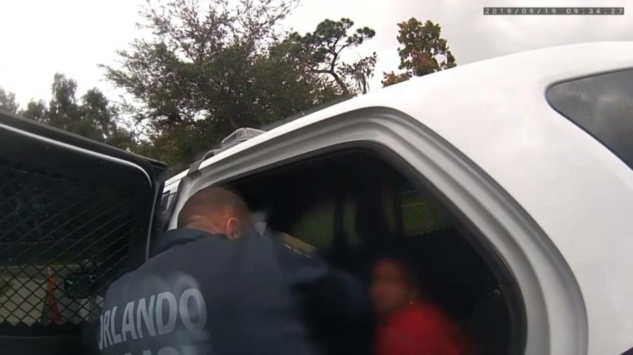 Menina de 6 anos é presa com as mãos amarradas em escola nos EUA