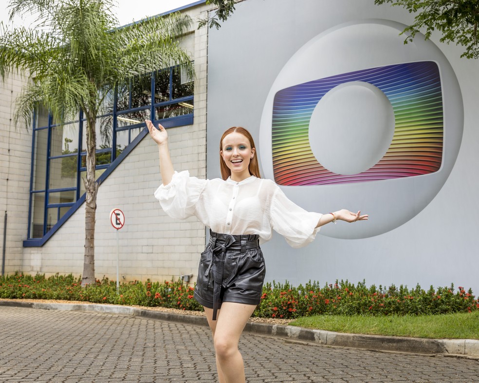 Larissa Manoela confirma que foi contratada pela Globo