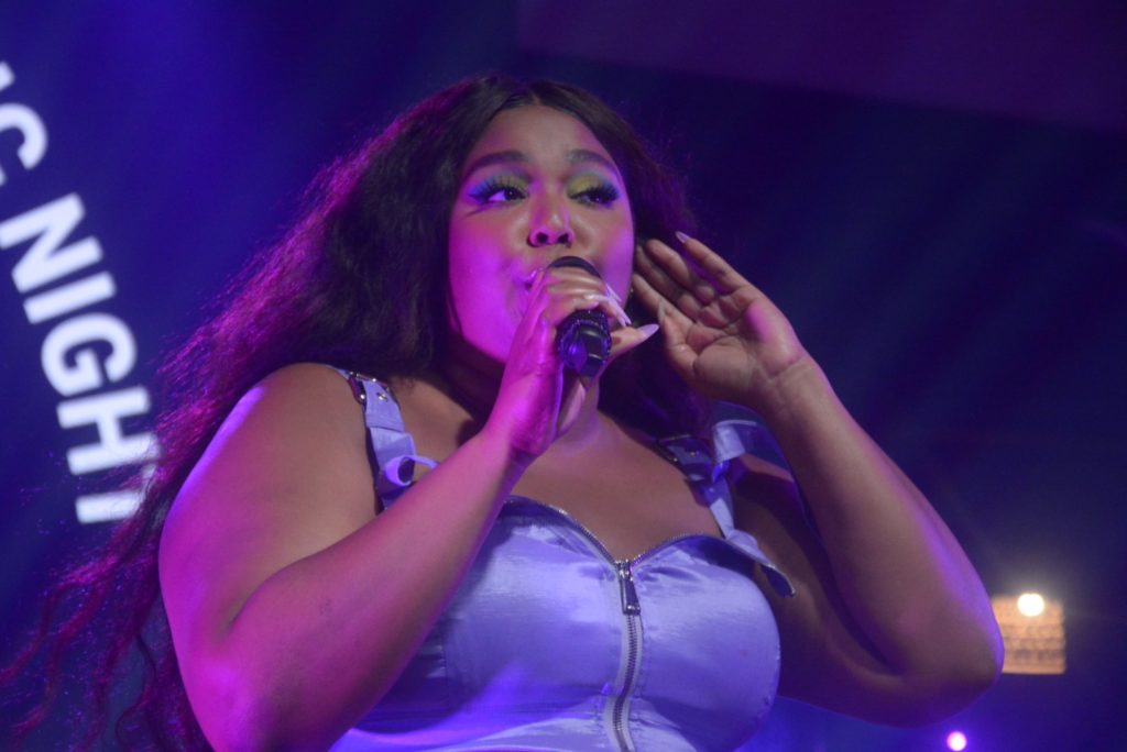 Lizzo canta música brasileira e fala de amor-próprio