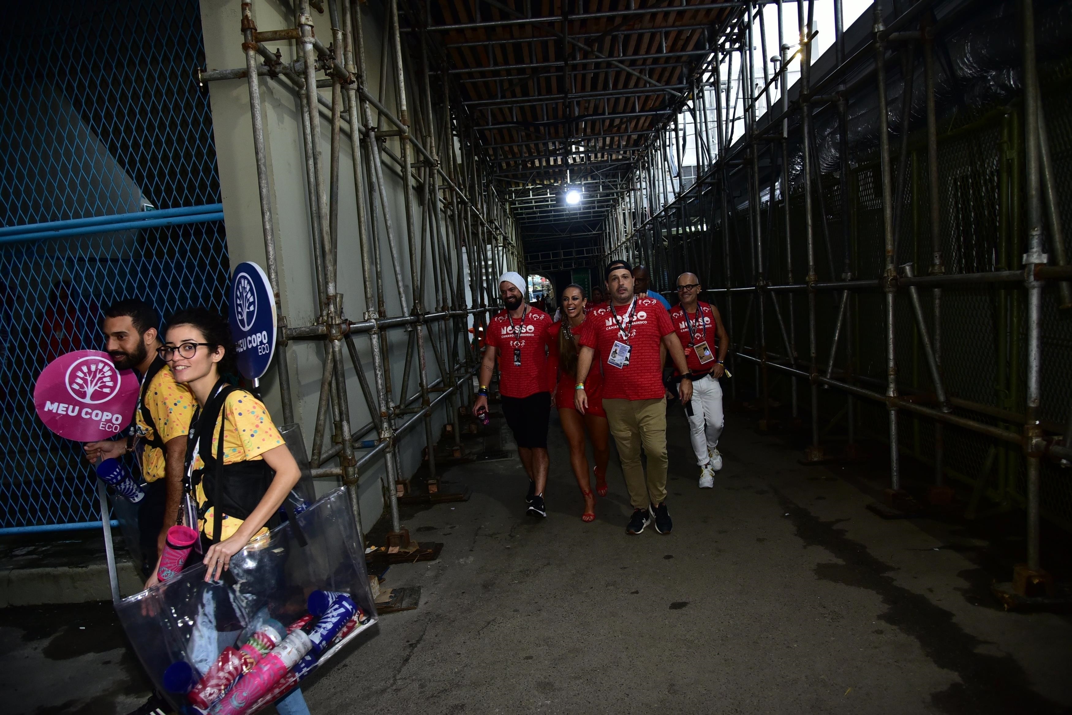 Paolla Oliveira e namorado deixam camarote da Sapucai no Carnaval do Rio de Janeiro