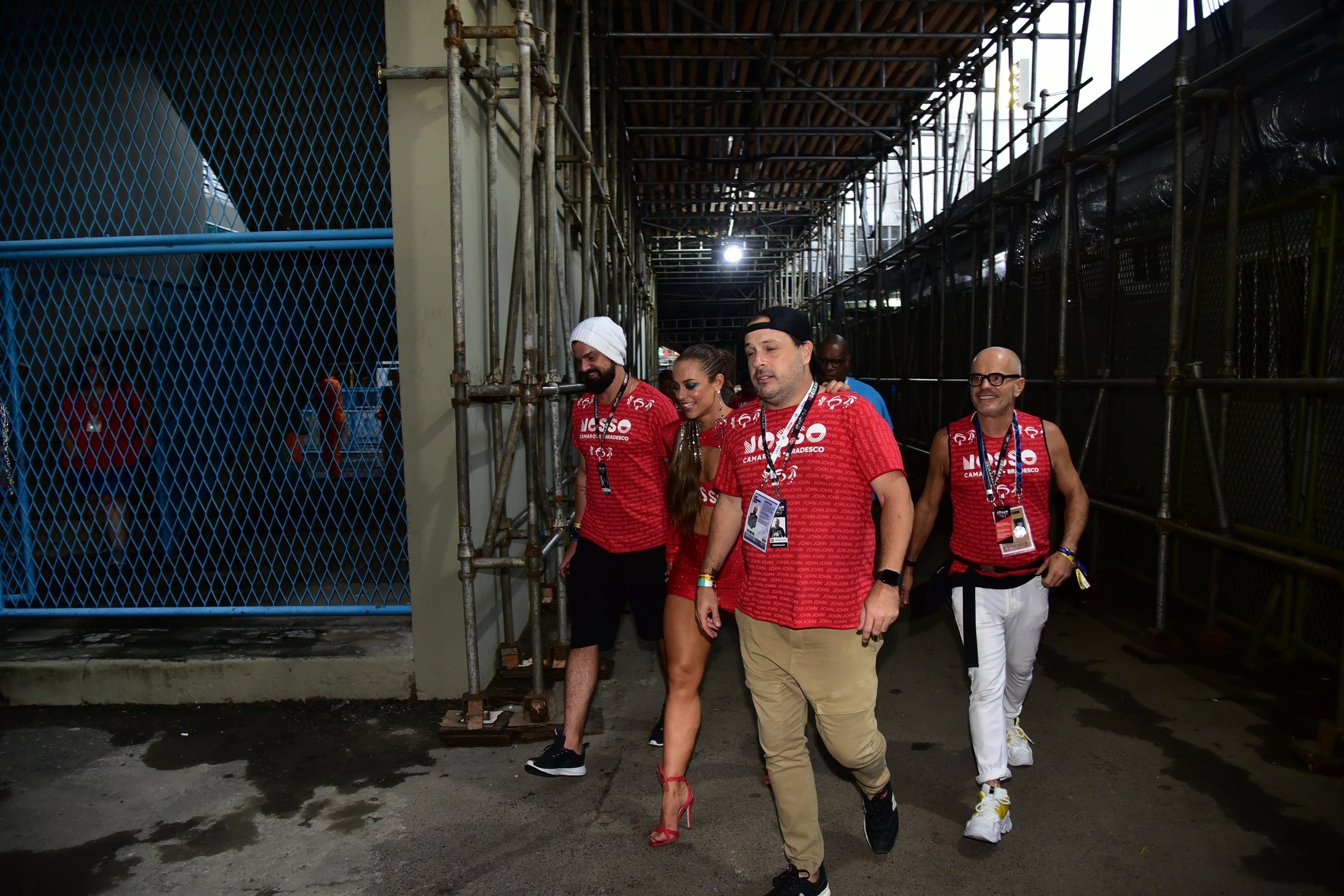 Paolla Oliveira e suposto namorado deixam camarote da Sapucaí juntos; veja fotos!