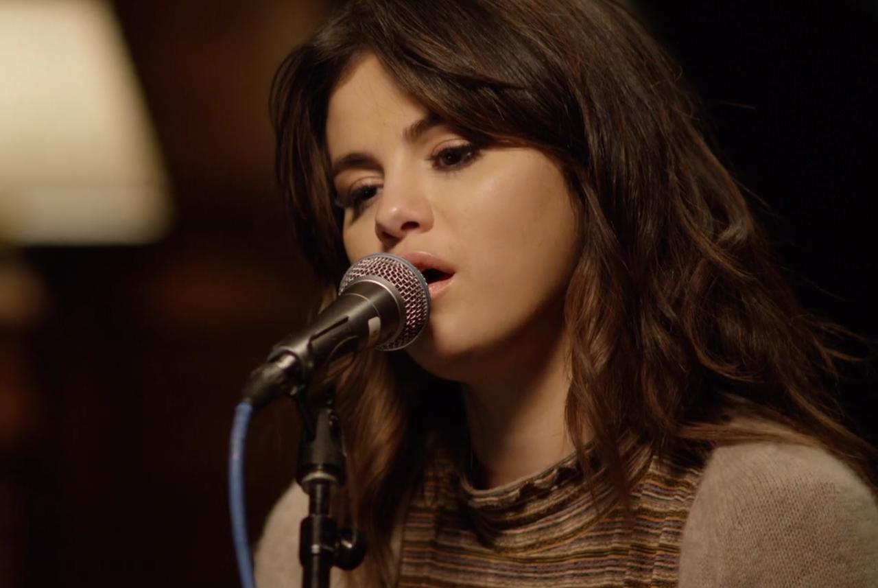Selena Gomez lança versão acústica e intimista de Rare; assista!