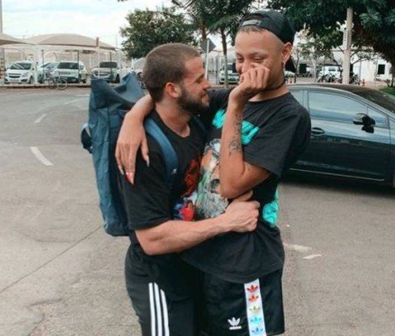 Pablo Vittar diz que ficar com alguém não significa namoro após foto romântica