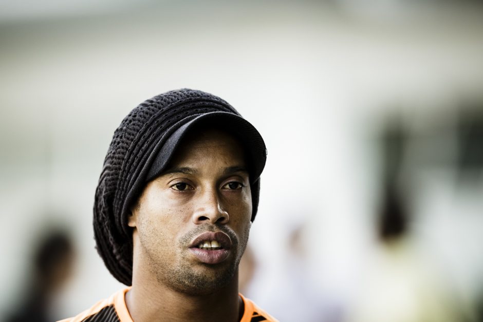 Multa de Ronaldinho ajuda menina que precisa do remédio mais caro do mundo