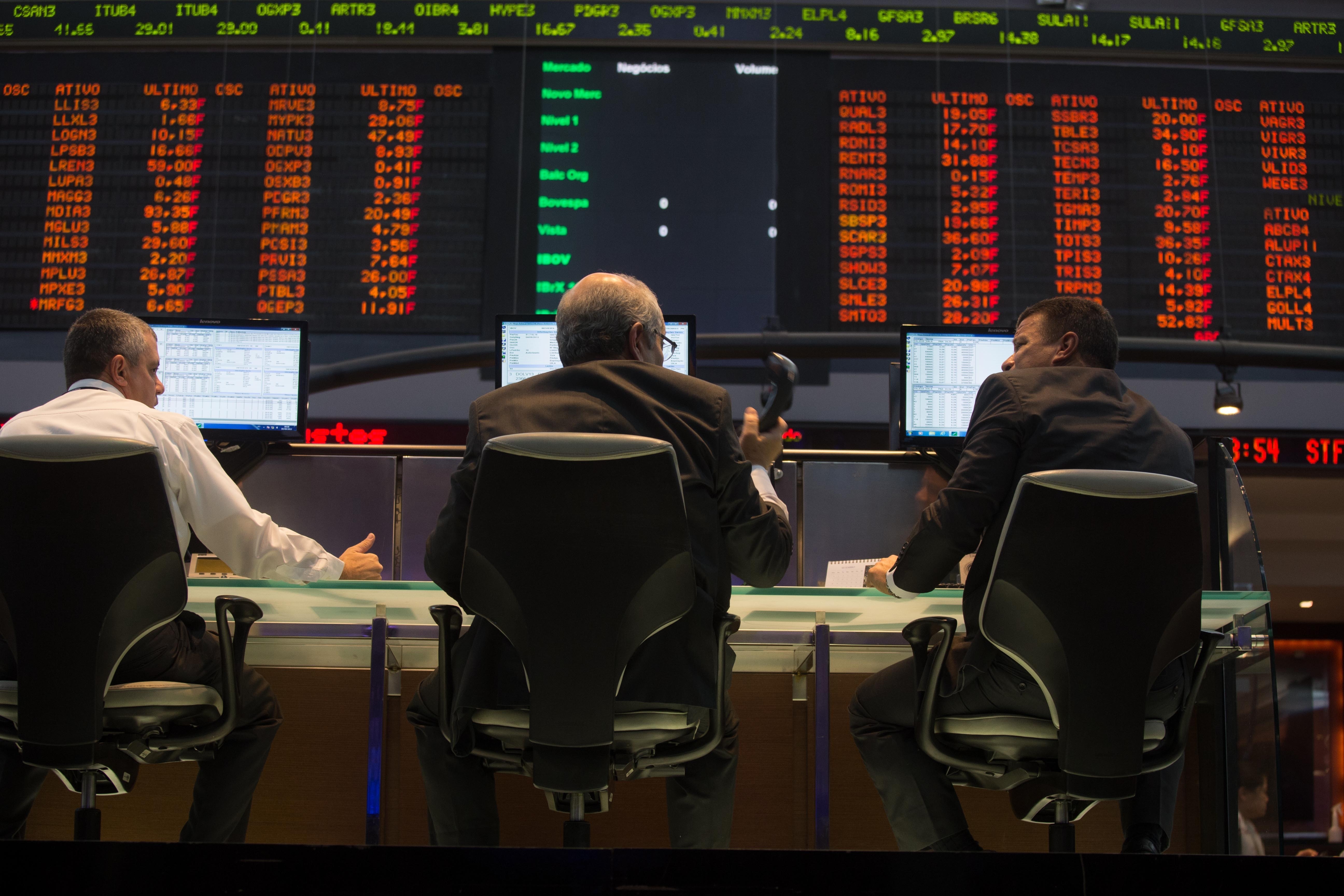 Bolsa dispara pelo 2º pregão seguido e apaga perdas da pior semana em 12 anos