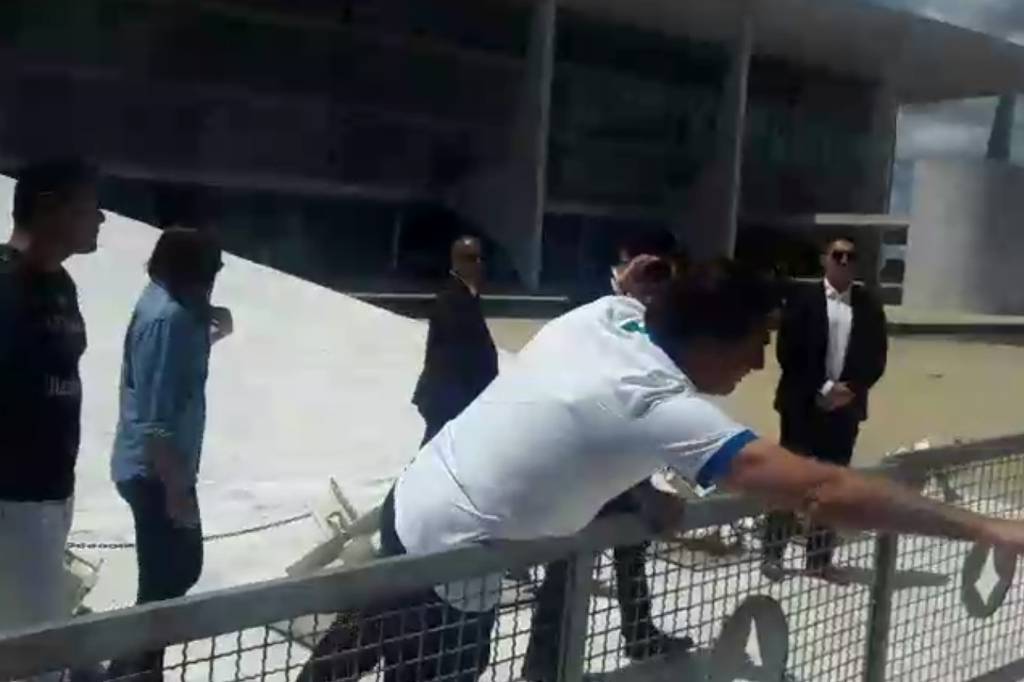 Bolsonaro deixa isolamento do coronavírus e participa de ato pró-governo e contra Congresso e STF