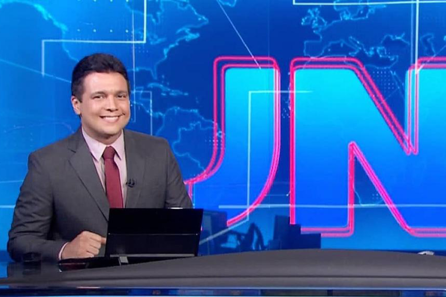 Apresentador do Jornal Nacional com coronavírus já respira sem ajuda de aparelhos