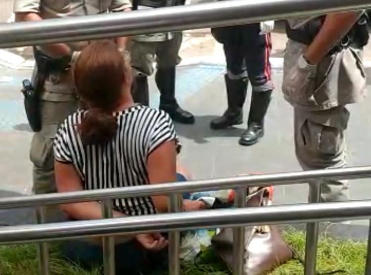 Polícia retira á força idosa que estava gritando em uma agência bancária