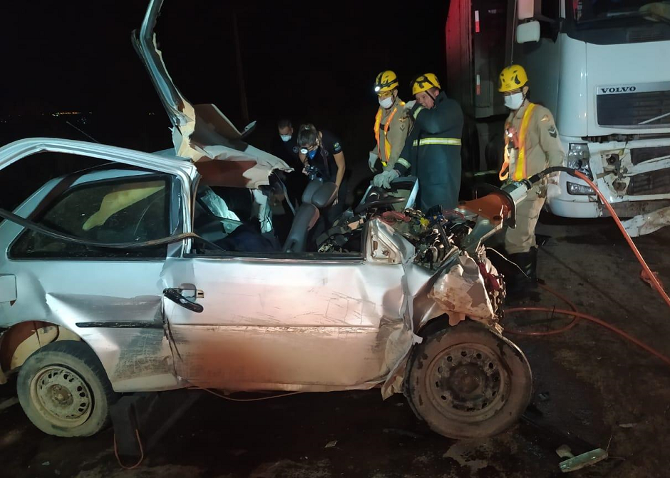 Acidente de trânsito envolvendo um carro e um caminhão deixa um morto na GO 341