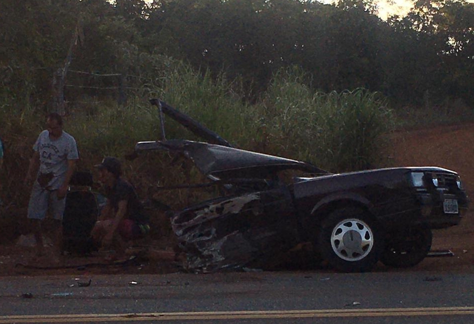 Acidente entre viatura da Unidade Prisional de Ipameri e carro de passeio deixa quatro feridos na GO-330