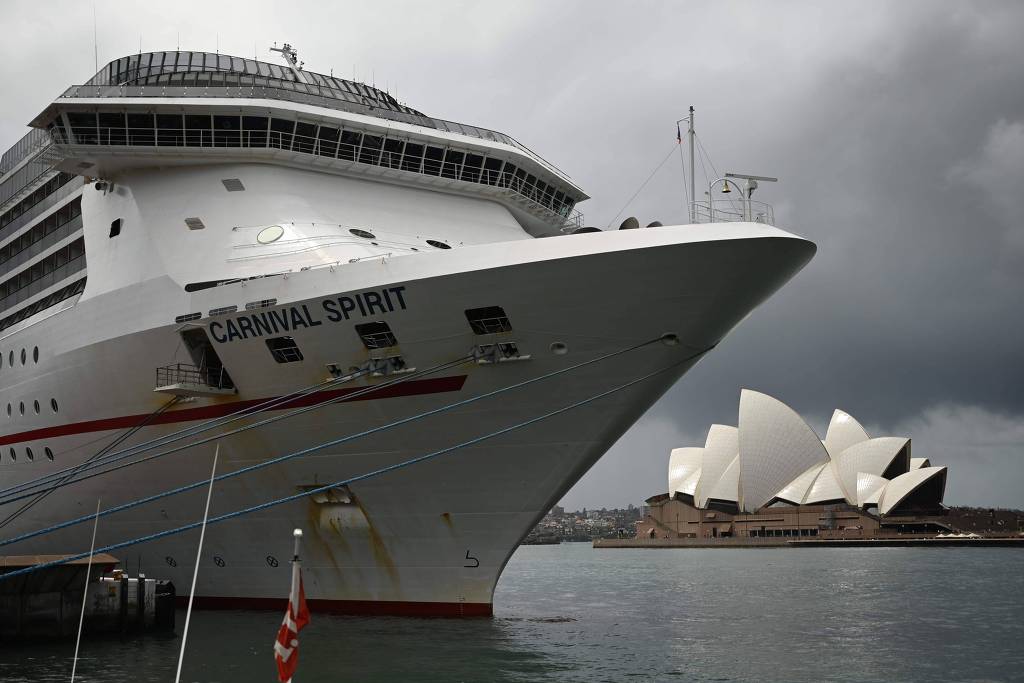 Devido a coronavírus, cruzeiro com 50 brasileiros tenta sem sucesso atracar há 15 dias