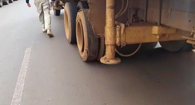Caminhão apreendido na BR-060 estava com sete pneus lisos, de um total de 12