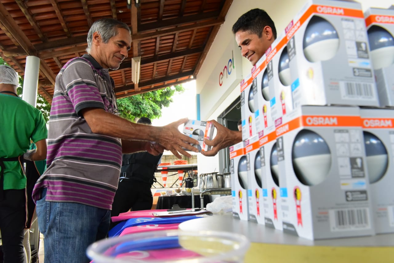 Clientes da Enel Distribuição Goiás que participarem também poderão trocar até duas lâmpadas incandescentes ou fluorescentes, com alto consumo de energia, por outras mais econômicas, de LED.