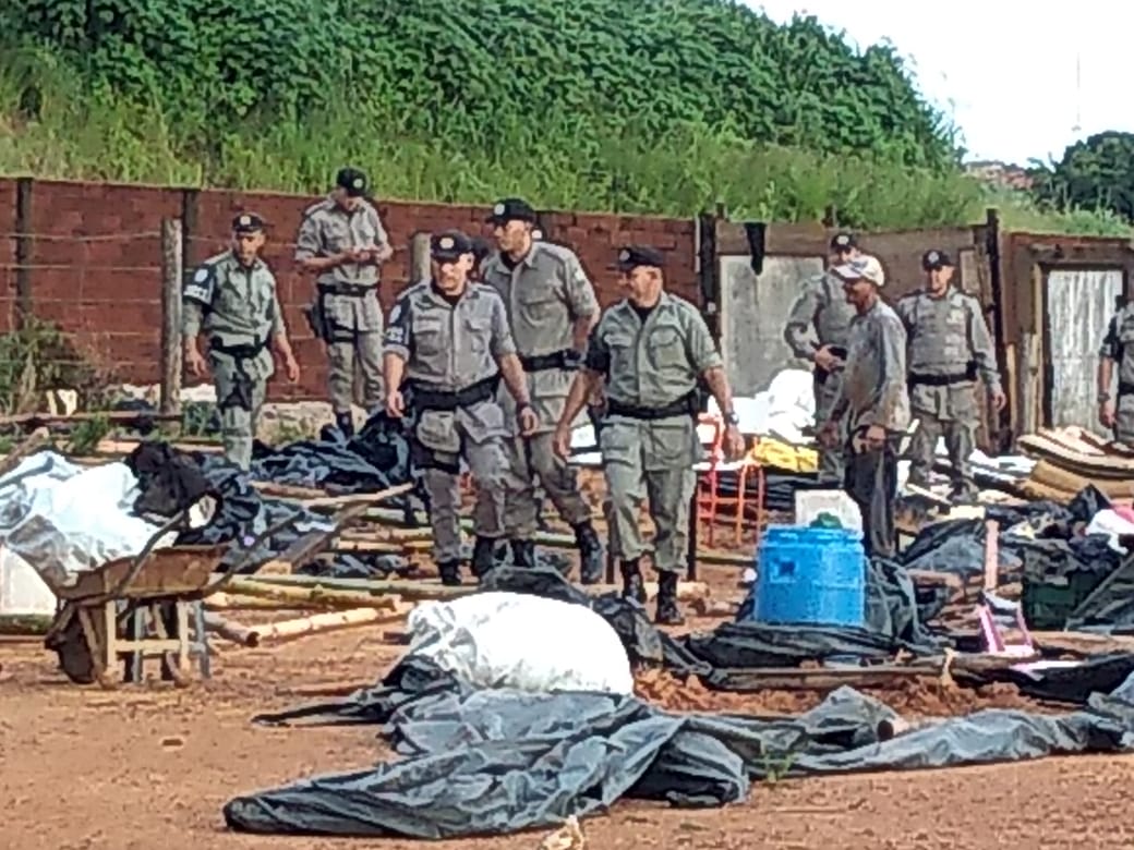 Após terem abrigo provisório destruído em Anápolis, moradores afirmam que famílias foram para debaixo de viadutos da cidade. (Foto: reprodução)
