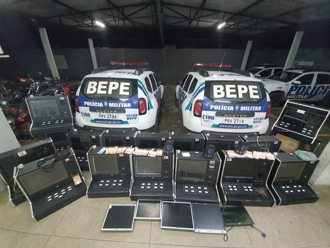 A Polícia Militar (PM) apreendeu, nesta sexta-feira (7), 15 máquinas caça-níqueis em um ponto de jogos de azar no Setor Sudoeste, em Goiânia (Foto: Divulgação/PM)