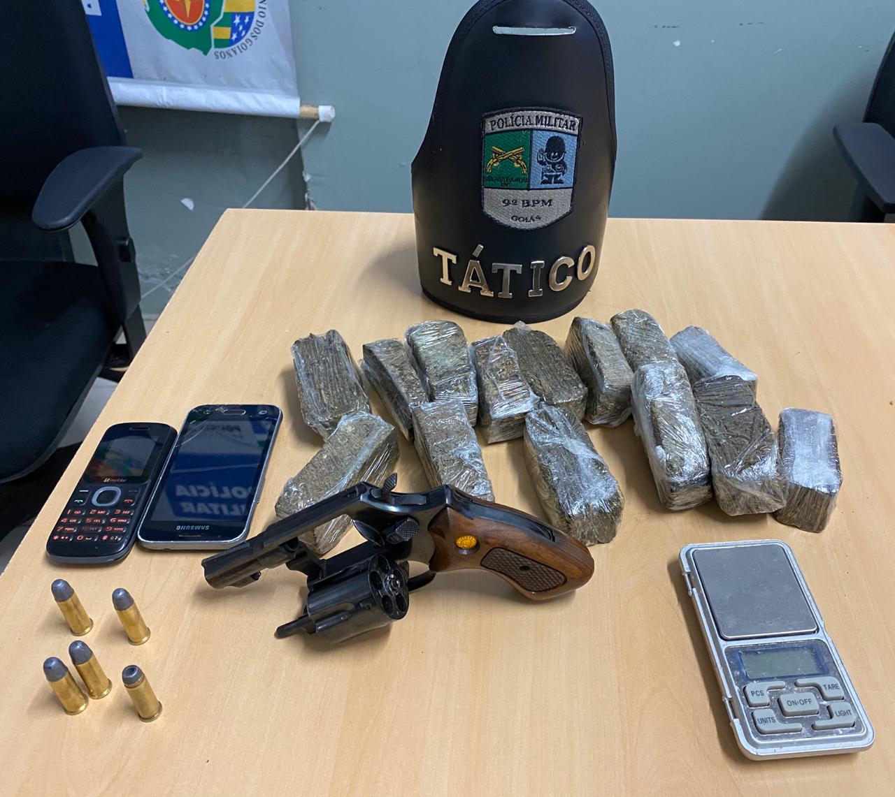 O suspeito de matar o delegado aposentado Célio Cassimiro foi preso por suposto envolvimento com tráfico e homicídios em Hidrolândia. (Foto: divulgação/PM)