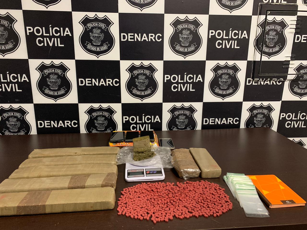 agentes da Denarc localizaram uma máquina compressora rotativa capaz de produzir três mil comprimidos de ecstasy por hora em Trindade. (Foto: Divulgação/PC)