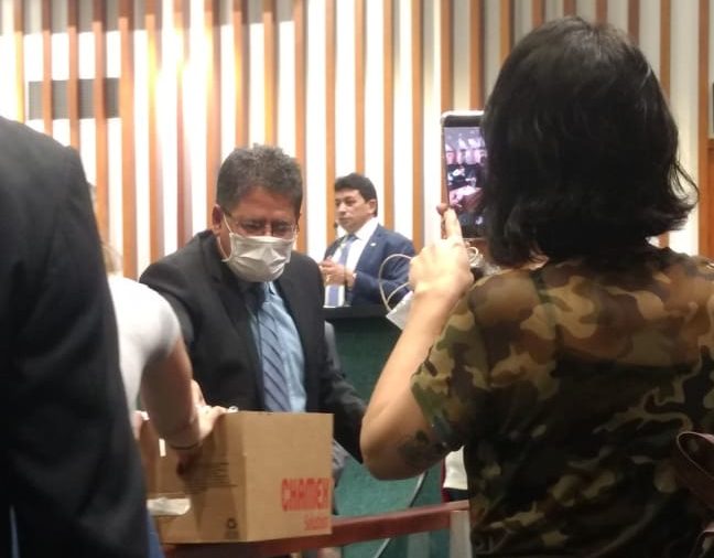 Deputado entrega máscaras e álcool gel à imprensa para prevenção do coronavírus