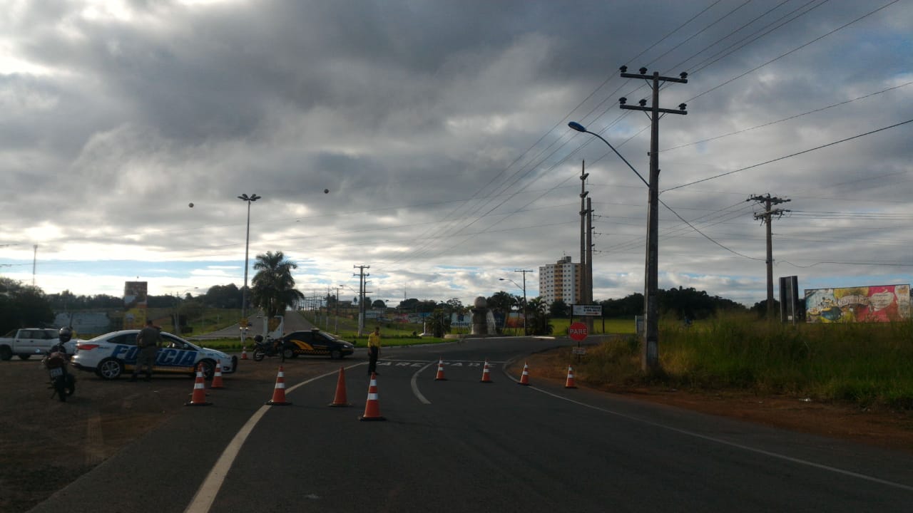 A cidade de Caldas Novas amanheceu de portas fechadas nesta segunda-feira (23). Barreiras policiais nas entradas da cidade restringem o acesso ao município para conter os avanços do coronavírus. (Foto: reprodução)