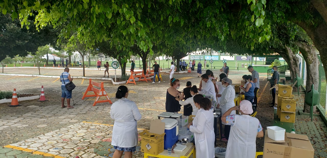 “Aconteceu o que lutamos para não acontecer”, diz Caiado sobre vacinação da capital