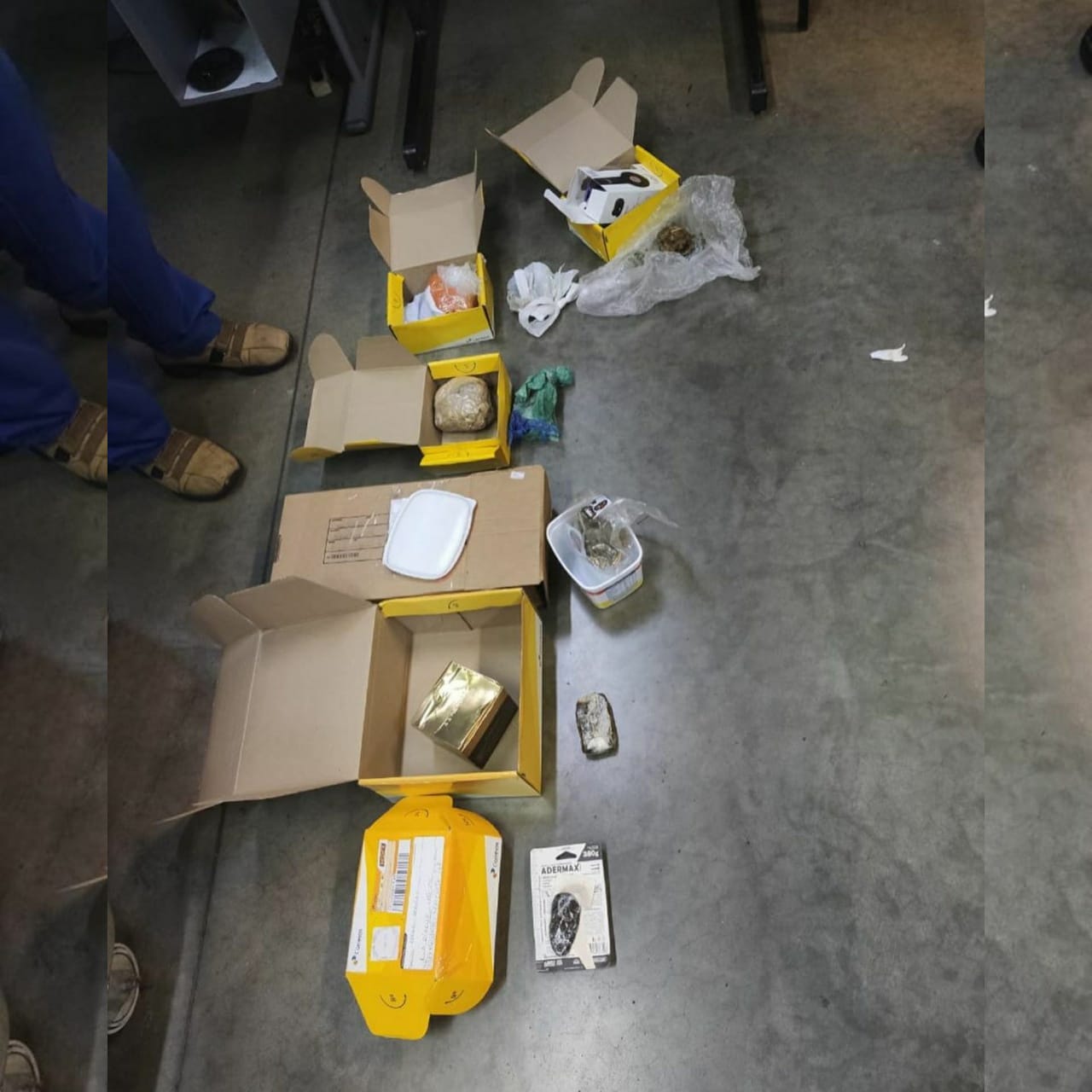 Porções de maconha e pasta base de cocaína foram encontradas em encomendas na unidade dos Correios da Vila Brasília, em Aparecida de Goiânia. (Foto: Divulgação/PM)