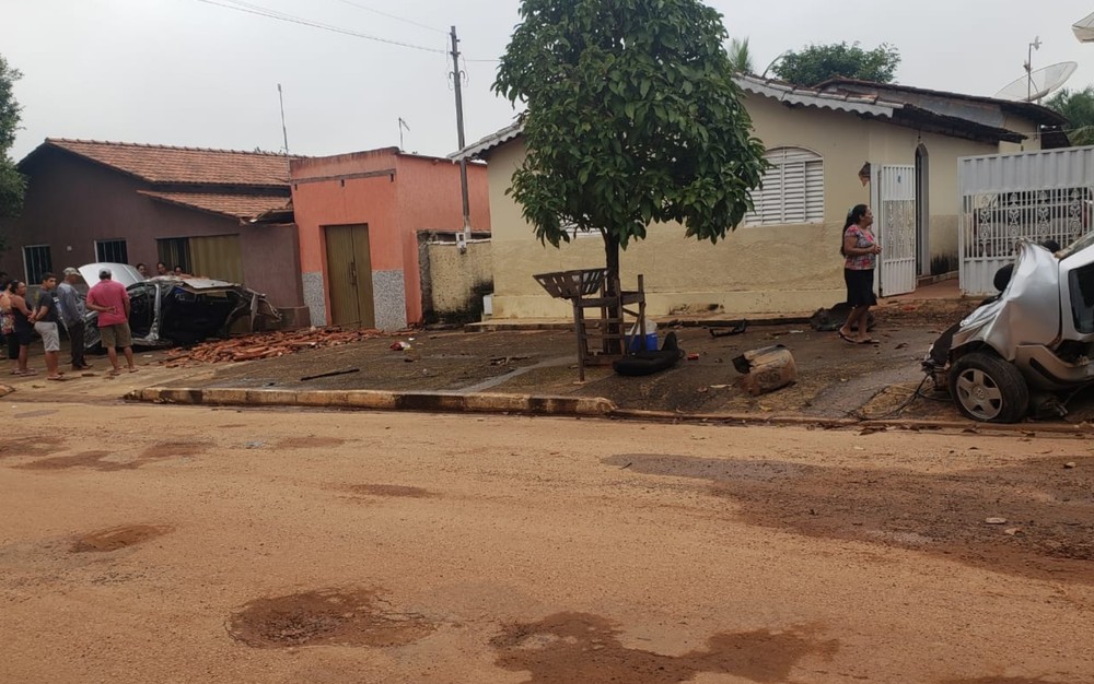 Casal bate carro em árvore e invade casa no distrito de Cirilândia