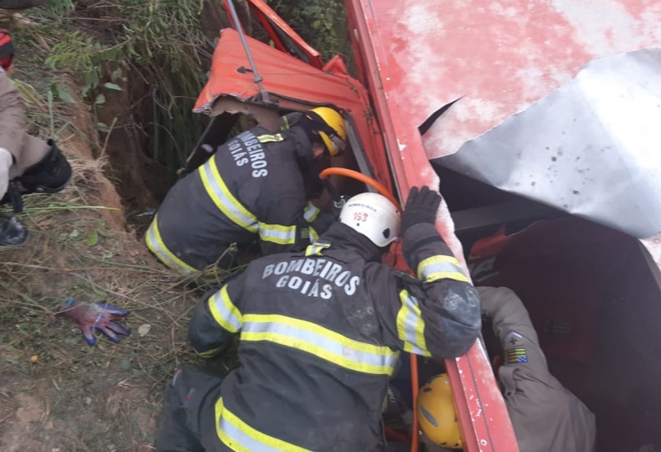Duas pessoas morreram após caminhão em que estavam cair em ribanceira