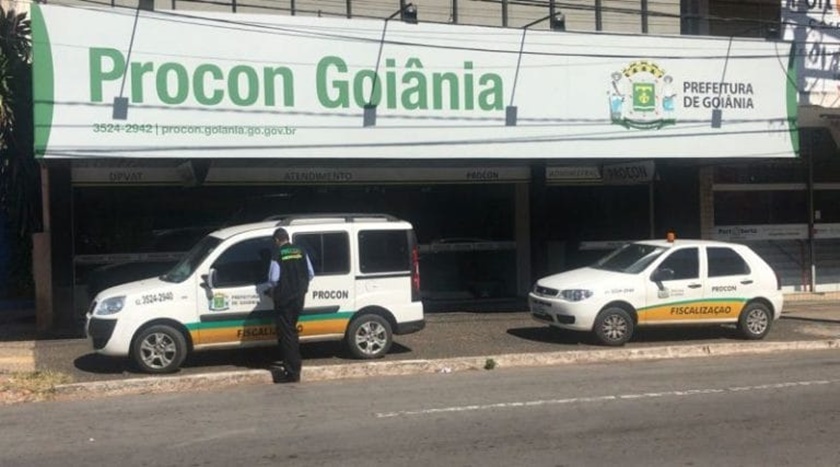 Consumidores que têm dificuldades para conseguir o reembolso de passagens em dinheiro ou adiamento dos voos recorrem ao Procon Goiânia. Ao todo foram registrados 627 atendimentos relacionados à crise do coronavírus (Covid-19), no período do dia 19 de março até terça-feira (31), sendo que 291 são reclamações e 336 consultas. As agências de viagem e companhias aéreas correspondem a 80% das demandas dos consumidores. As reclamações relacionadas a viagens estão sendo encaminhadas às companhias aéreas, agências de turismo e plataformas de venda de viagens.   Walter Silva, superintendente do Procon Goiânia, recomenda que o consumidor deve tentar remarcar a viagem para uma outra data, em vez de pedir reembolso, para minimizar danos causados ao passageiro. A Medida Provisória n°925, emitida pelo Governo Federal no dia 18 de março, define que o prazo para o reembolso do valor relativo à compra de passagens aéreas será de 12 meses para as pessoas que fizeram sua solicitação até o 31 de dezembro de 2020. “A Secretaria Nacional do Consumidor (Senacon) orienta que os consumidores evitem cancelar a viagem para ter restituição. A recomendação é que remarque a data porque evita receber o dinheiro de volta em 12 meses. Além disso, o consumidor tem o direito de remarcar quantas vezes puder, logo que terminar o período de combate à Covid-19. A nossa recomendação, como Procon Goiânia, é que todos os consumidores evitem cancelar, porque o prejuízo é maior para ele e para o fornecedor”, explicou Walter Silva.   Além de reclamações contra agências de viagem e companhias aéreas, o órgão recebe ligações  de consumidores que relatam problemas com farmácias, lojas, supermercados, contas de energia e de água e bancos. Atendimento Consumidores que querem tirar dúvidas ou registrar queixas, o Procon Goiânia enfatiza a importância de priorizar o atendimento à distância. O órgão disponibiliza canais de atendimentos não presenciais para intermediar conflitos e orientar os consumidores.  O atendimento por telefone funciona pelos números (62) 3524-2942, (62) 3524-2936, (62) 3524-2949. Quem desejar receber orientações pela internet deverá enviar as reclamações para o e-mail (atendeprocon@goiania.go.gov.br). *Laylla Alves é integrante do programa de estágio do convênio entre Ciee e Mais Goiás, sob orientação de Hugo Oliveira