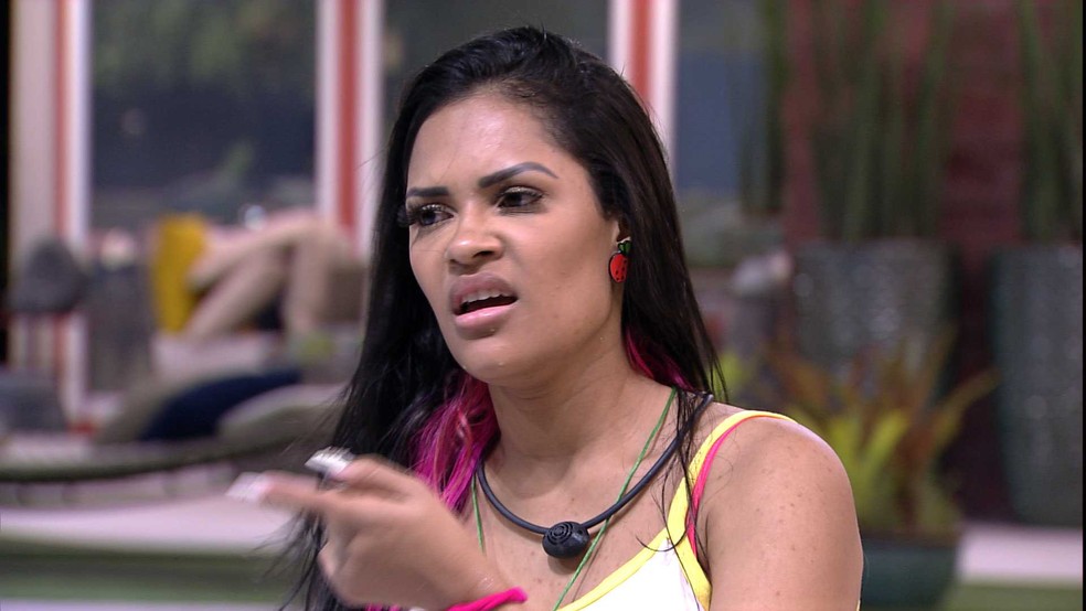 Flay diz que ganhou 10 kg e espinhas com chip da beleza Cantora afirma que hormônio atrapalhou emagrecimento e causou piora na pele