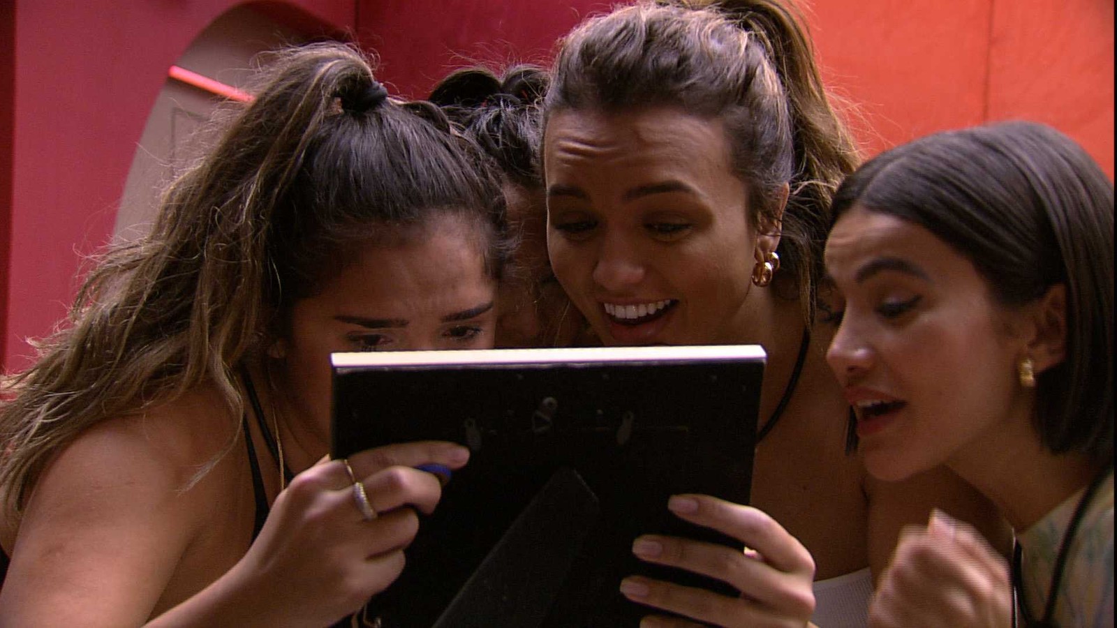 BBB 20: Gizelly recebe informação externa após família driblar produção