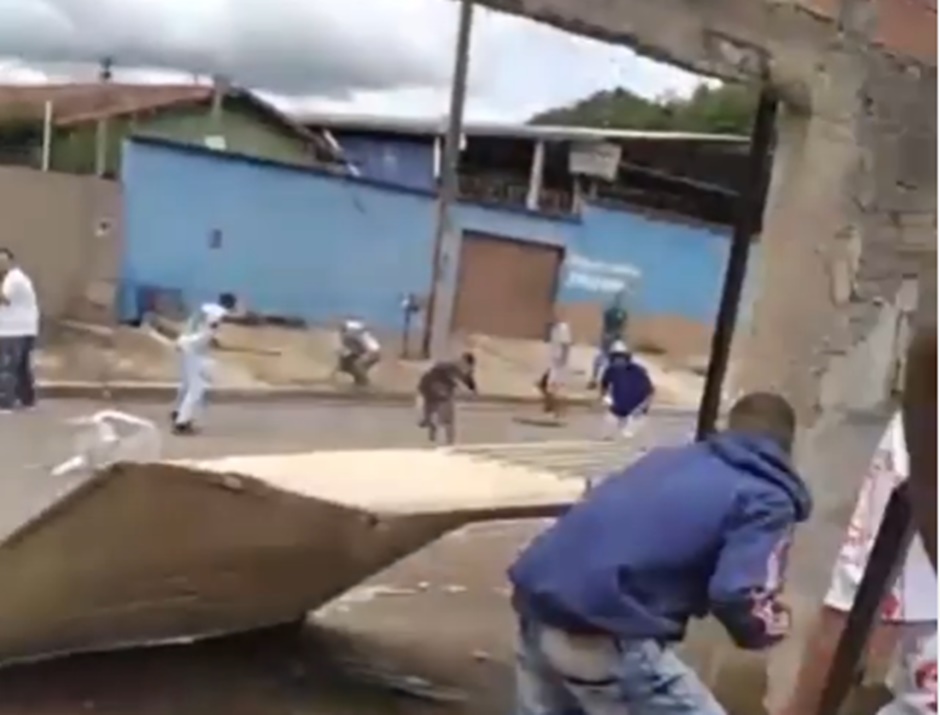 A Polícia Militar (PM) prendeu 10 pessoas envolvidas na briga entre torcedores do Vila Nova e Goiás, em Aparecida de Goiânia. (Foto: Reprodução)