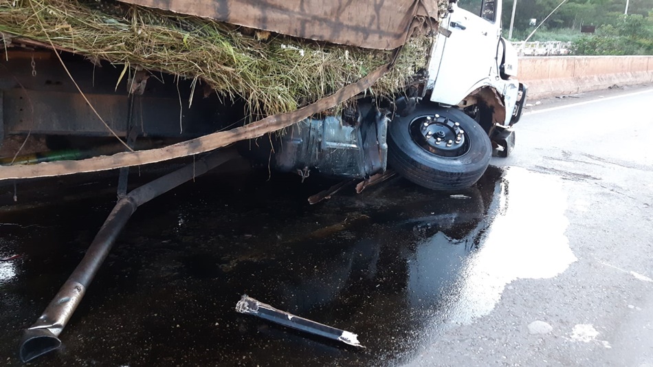 Caminhão quebra o eixo , provoca engarrafamento e acidente na BR-070 (Foto: PRF/ Divulgação) 
