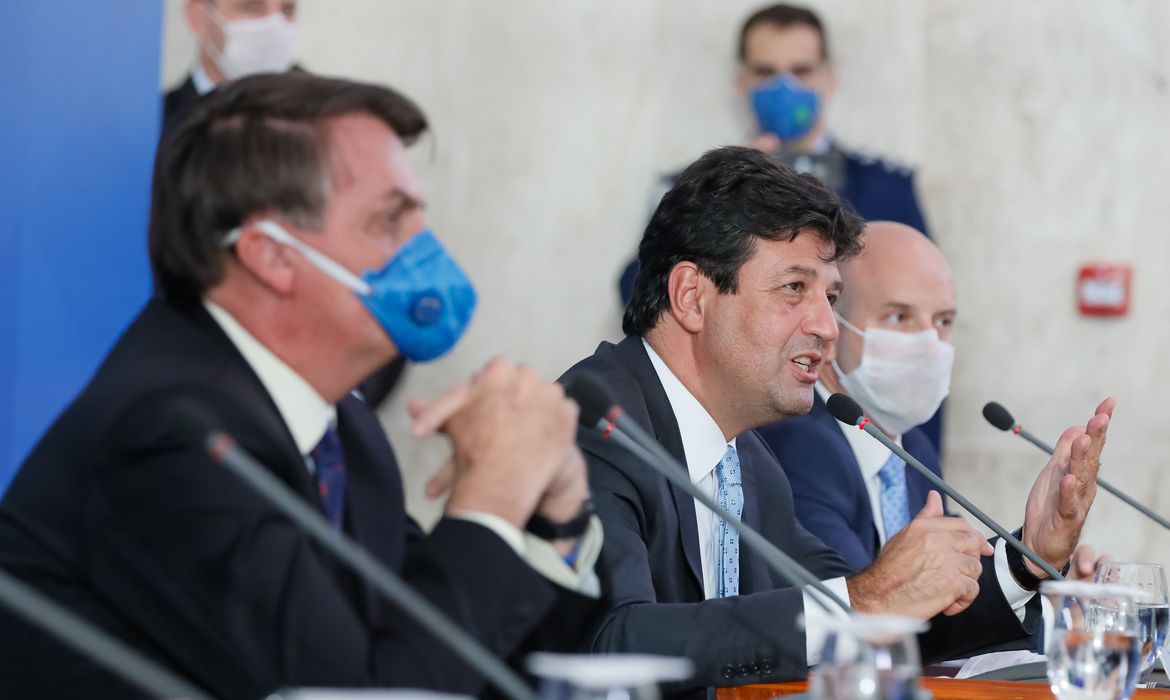 Ao anunciar permanência, o ministro da Saúde, Luiz Henrique Mandetta disse que limparam até as gavetas dele. (Foto: Isac Nóbrega/ PR)