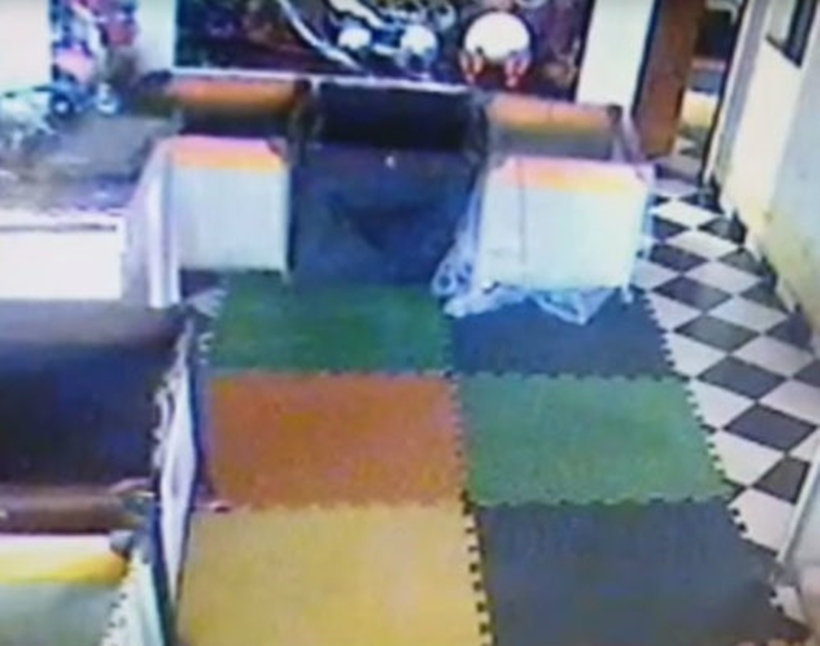 Monitora de creche é indiciada por tortura física e psicológica contra criança, em Cidade Ocidental