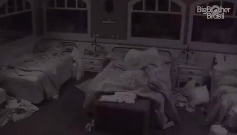 BBB 20: Daniel vai para debaixo do edredom com Marcela e afirma: 'Não vou conseguir'