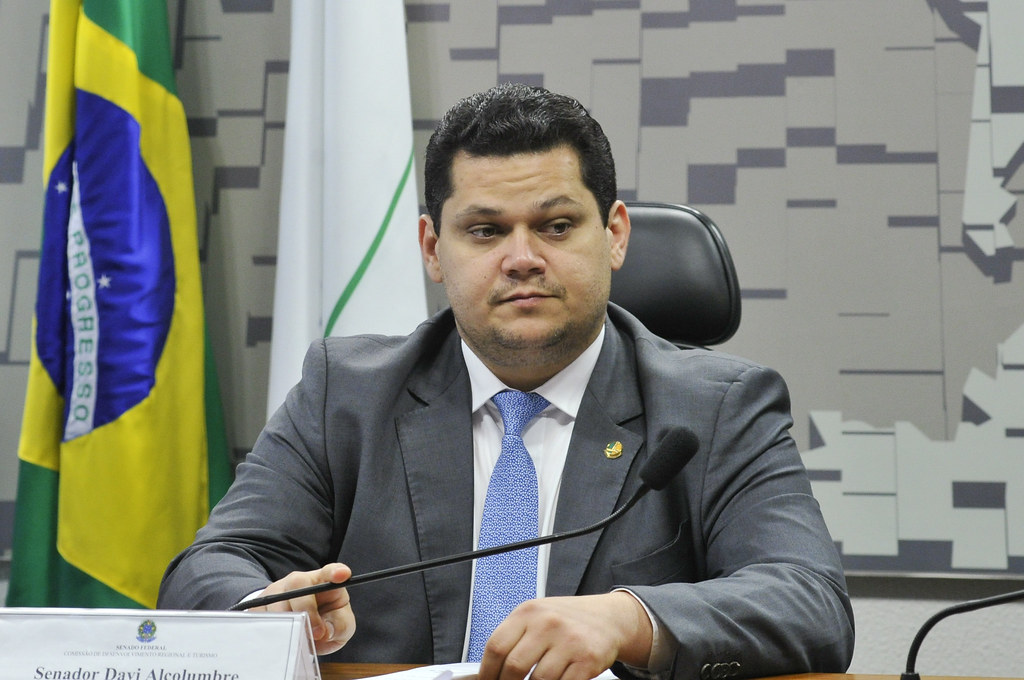 Alcolumbre devolve medida provisória que dava a Weintraub poder para escolher reitores de universidades durante a pandemia de coronavírus