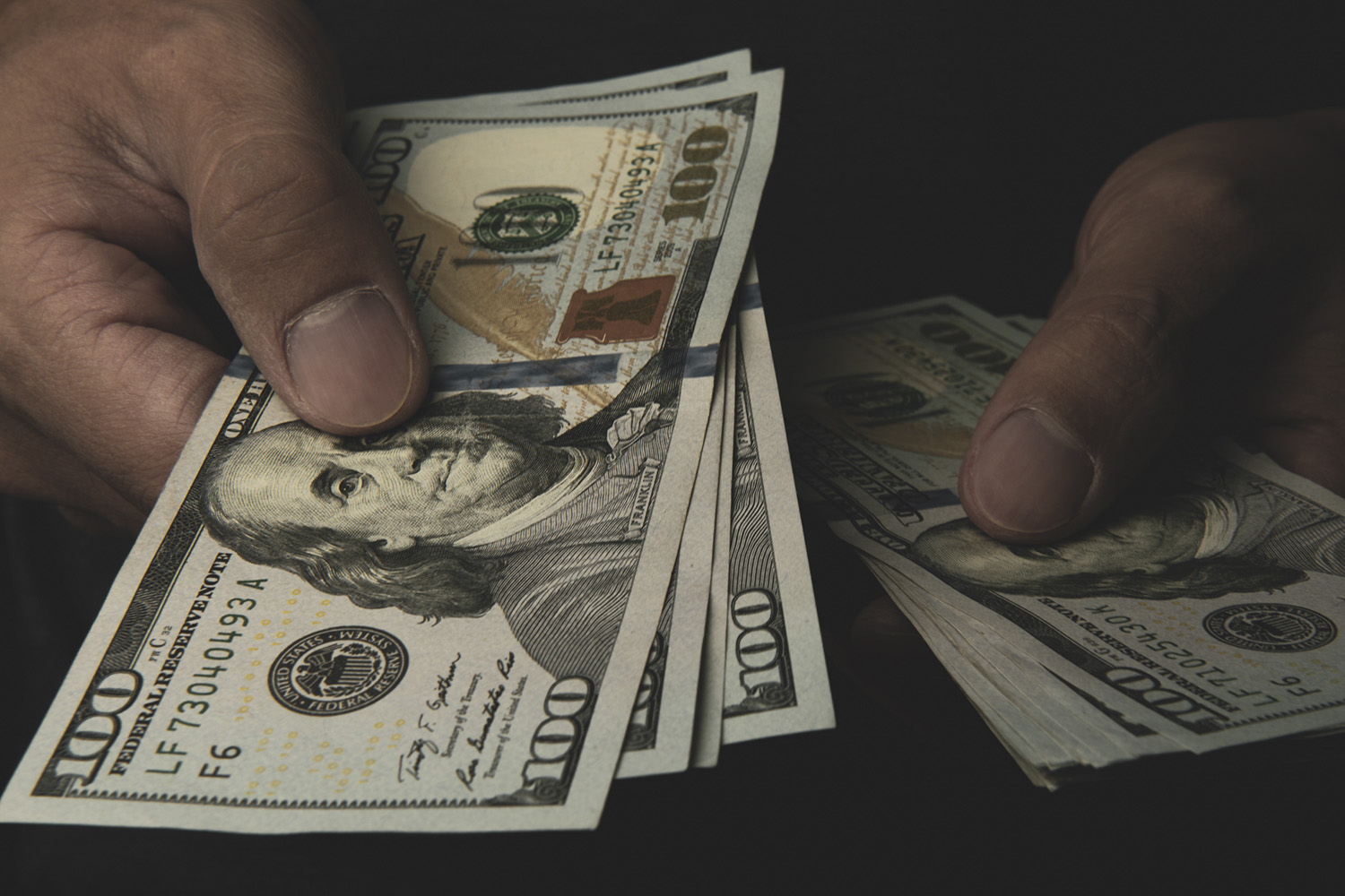 O dólar à vista fechou em leve queda ante o real nesta segunda-feira (24) e fechou o dia custando R$ 5,59. (Foto: Divulgação)