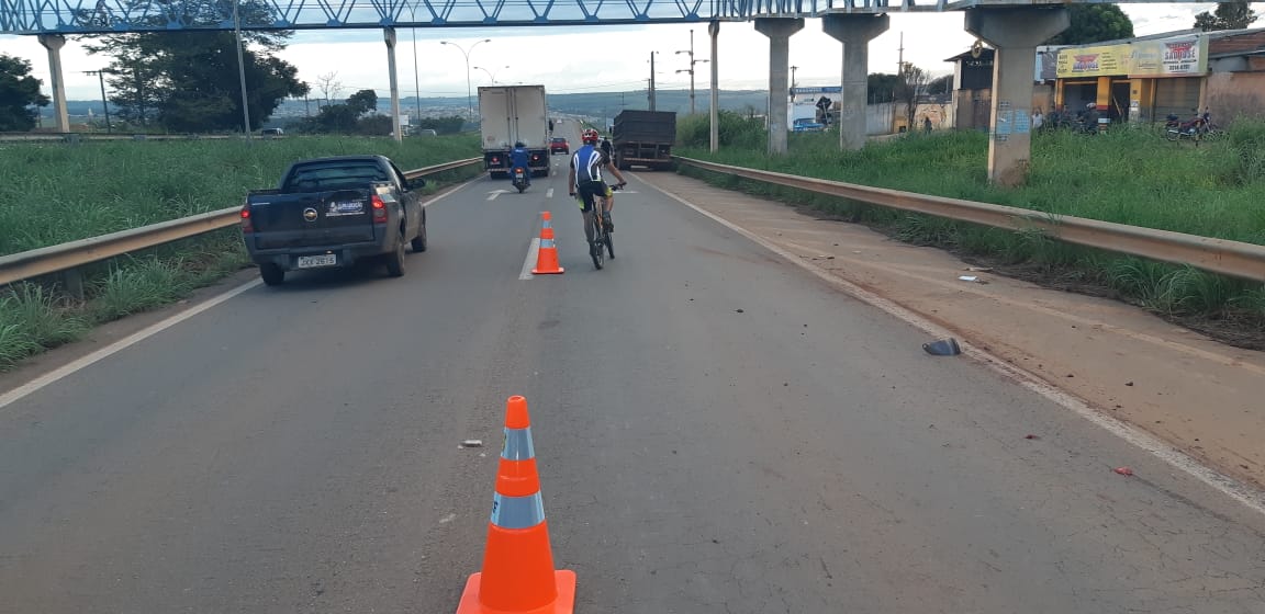 Homem cai de moto e é atropelado por caminhão na BR-153