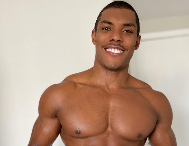 Modelo max souza come 600 ovos por mês em dieta para manter corpo